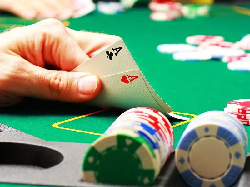Poker Psychology: Reading Tells and Managing Emotions
